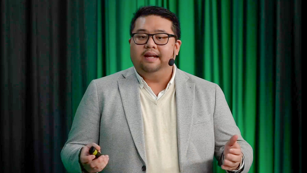 Joakim Cao föreläser på scen